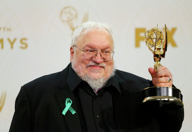 Писатель Джордж Мартин держит награду за выдающийся драматический сериал для канала HBO Игра престолов