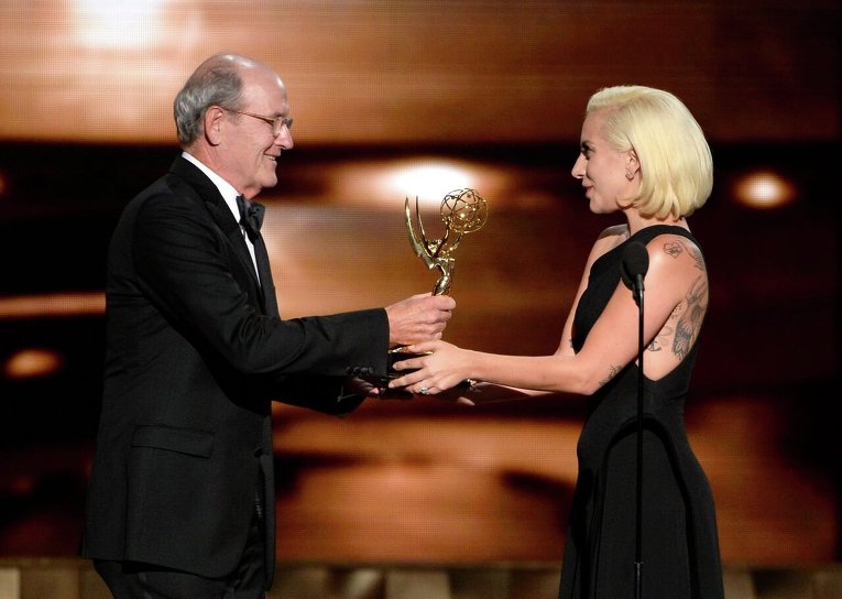 Певица Леди Гага вручает награду Эмми Ричарду Дженкинсу