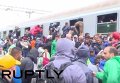 Тысячи беженцев пытаются попасть на поезд на хорватско-сербской границе. Видео