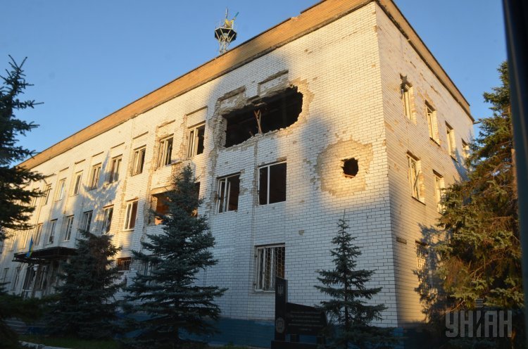 Здание в Марьинке, пострадавшее в результате обстрела