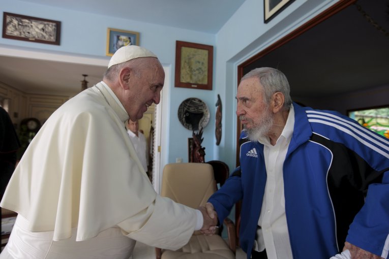 Папа Римский Франциск встретился с бывшим президентом Кубы Фиделем Кастро в Гаване, Куба.