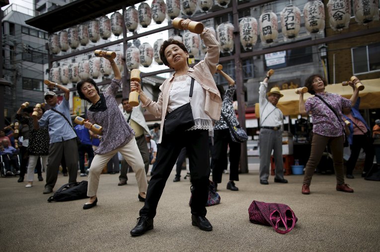 Ежегодно в третий понедельник сентября в Японии отмечается День престарелых. На фото: пожилые японцы показывают, что и в преклонном возрасте можно заниматься спортом.