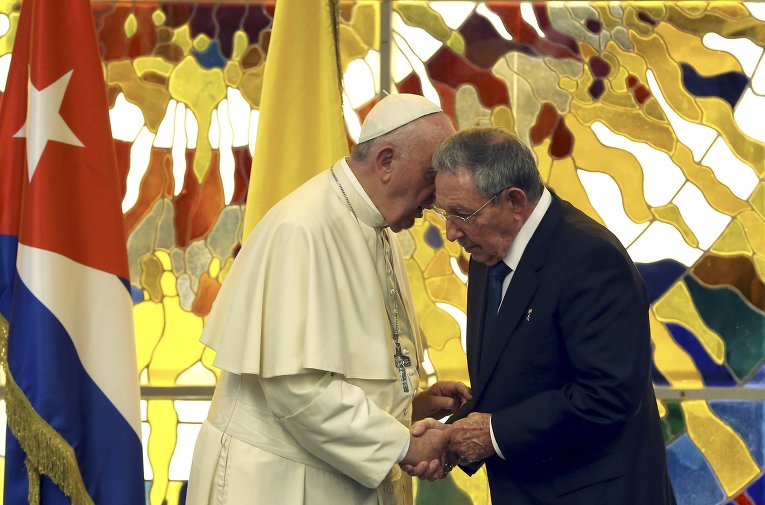 Папа Римский Франциск и президент Кубы Рауль Кастро во время их встречи в Гаване, Куба.