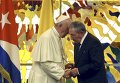 Папа Римский Франциск и президент Кубы Рауль Кастро во время их встречи в Гаване, Куба.