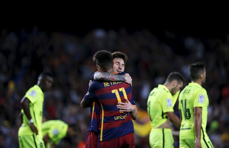 Игрок Барселоны Лионель Месси празднует с товарищем по команде Неймаром гол в ворота Леванте. Матч закончился со счетом 4:1 в пользу каталонцев.