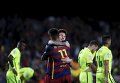Игрок Барселоны Лионель Месси празднует с товарищем по команде Неймаром гол в ворота Леванте. Матч закончился со счетом 4:1 в пользу каталонцев.