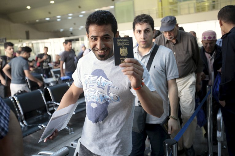 Член иракских сил безопасности показывает свой паспорт в международном аэропорту в Наджаф, к югу от Багдада/