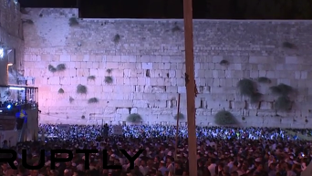 В Иерусалиме тысячи иудеев собрались на молитву у Стены плача. Видео