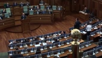 Премьера Косово забросали яйцами в парламенте. Видео