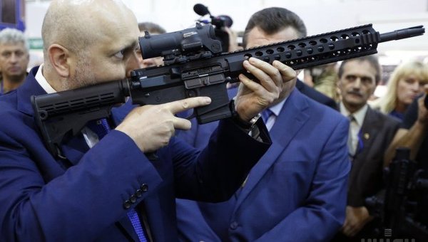 Александр Турчинов на открытии выставки Оружие и безопасность-2015 в Киеве