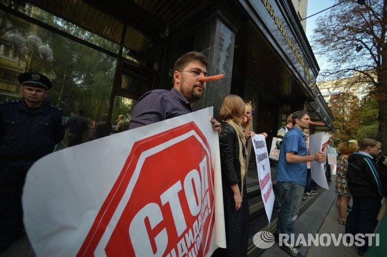 Акция протеста под зданием Генпрокуратуры за отставку Виктора Шокина