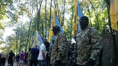 Люди в балаклавах под флагами гражданского корпуса батальона Азов блокировали дом Михаила Добкина в Харькове
