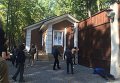 Люди в балаклавах под флагами гражданского корпуса батальона Азов блокировали дом Михаила Добкина в Харькове