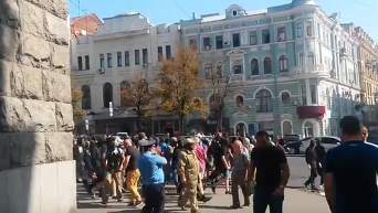 Люди в балаклавах штурмуют Харьковский горсовет. Видео