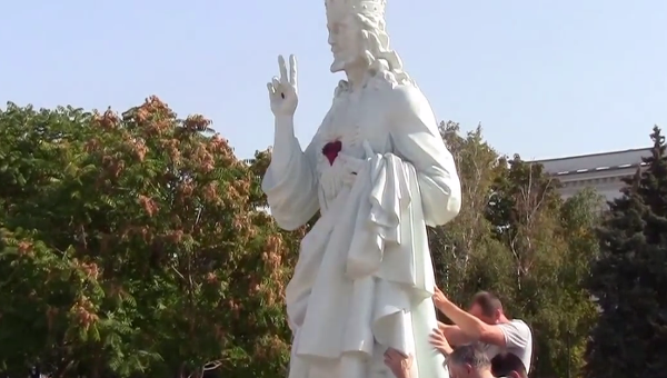 Львовяне привезли в Краматорск статую Иисуса. Видео