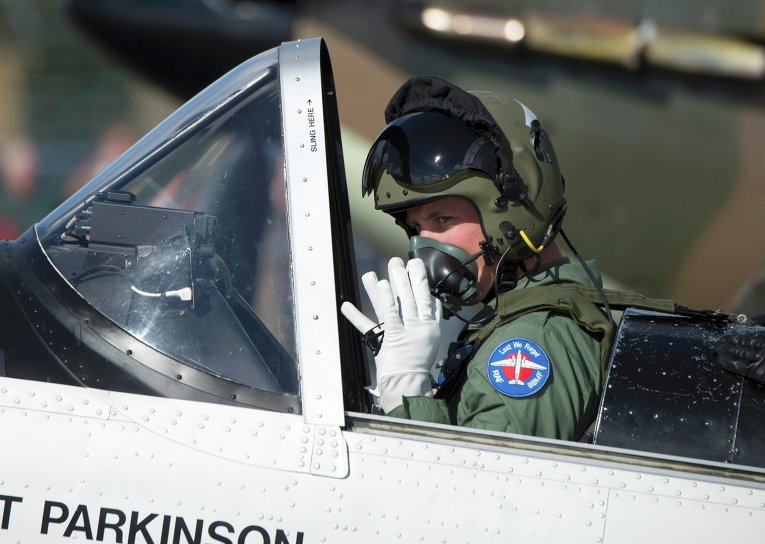 Британский принц Уильям готовится пилотировать самолет Chipmonk.