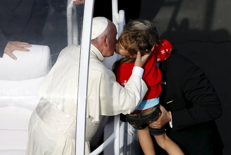 Папа Римский Франциск целует ребенка в городе Сантьяго-де-Куба в ходе своего визита на Кубу.