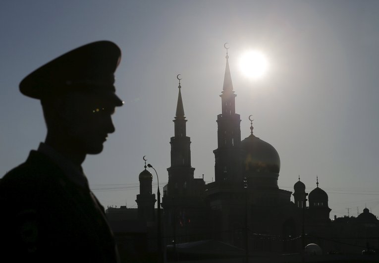 Российский военнослужащий на фоне Московской Соборной мечети, одной из крупнейших и высочайших мечетей в России и в Европе.
