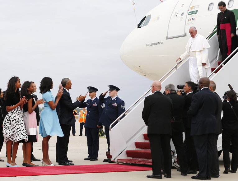 Президент США Барак Обама с супругой и дочерьми приветствует Папу Римского Франциска, который прилетел в Вашингтон.