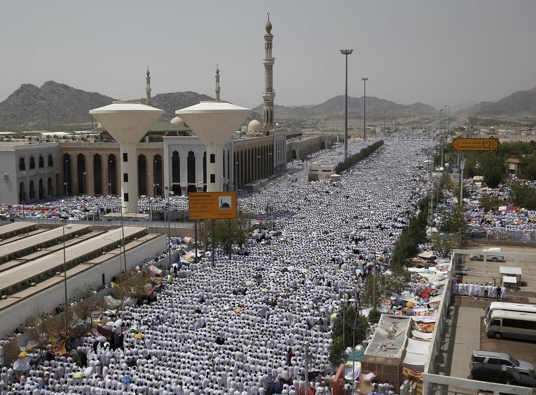 Мусульманские паломники во время молитвы в Мекке.
