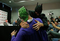 Британский супертяжеловес Тайсон Фьюри не перестает удивлять публику - на пресс-конференцию со своим будущим соперником украинцем Владимиром Кличко в Лондоне он пришел в костюме Бэтмена.