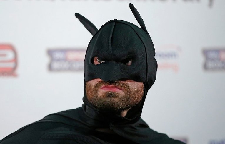 Тайсон Фьюри в костюме Бэтмэна на пресс-конференции перед боем с Владимиром Кличко