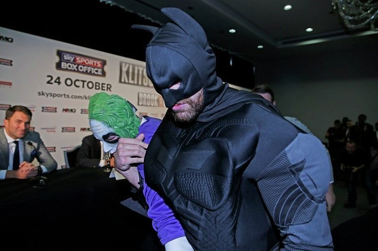 Тайсон Фьюри в костюме Бэтмэна на пресс-конференции перед боем с Владимиром Кличко