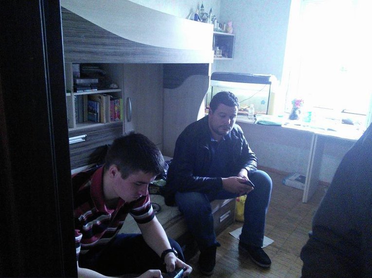 Андрей Ильенко во время обыска в квартире Юрия Сиротюка