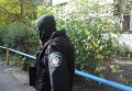 Правоохранитель возле дома, где находится квартира Юрия Сиротюка
