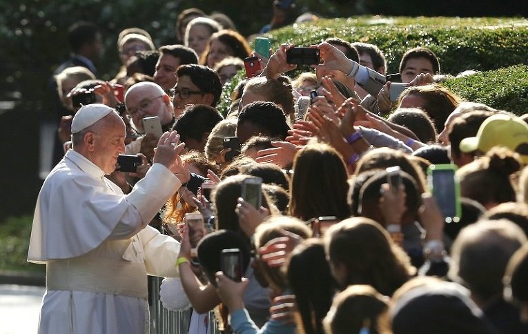 Папа Римский Франциск общается с верующими в ходе визита в США