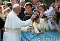 Папа Римский Франциск общается с верующими в ходе визита в США