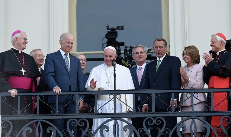 Папа Римский Франциск выступает перед верующими в ходе визита в США