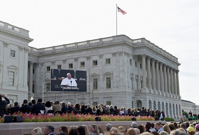 Верующие смотрят выступление Папы Римского Франциска в Конгрессе США