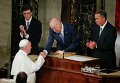 Папа Римский Франциск жмет руку вице-президенту США Джо Байдену во время посещения Конгресса