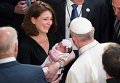 Папа Римский Франциск благословил ребенка во время визита в США