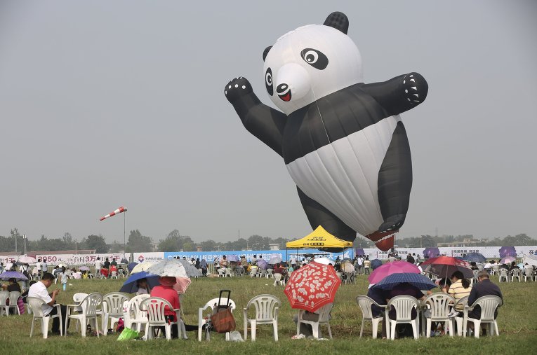 Гигантский воздушный шар в форме панды на авиашоу в Чжэнчжоу, провинция Хэнань, Китай.