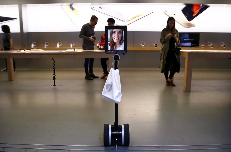 Австралийка Люси Келли видит свое изображение, которое она использовала дистанционной покупки iPhone 6с.