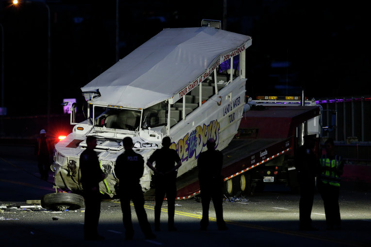 Туристический автобус грузят на эвакуатор. в кровавом ДТП в Сиэтле погибли четверо человек.