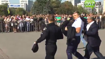 В Харькове во время присяги патрульная упала в обморок. Видео