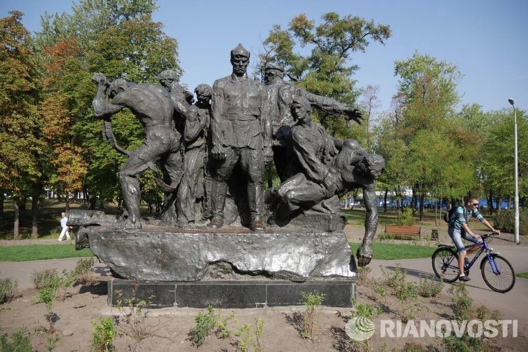 Памятник экипажу бронепоезда Таращанец в одноименном парке в Киеве