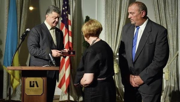 Петр Порошенко вручает орден Данила Галицкого семье украинца Марка Паславского