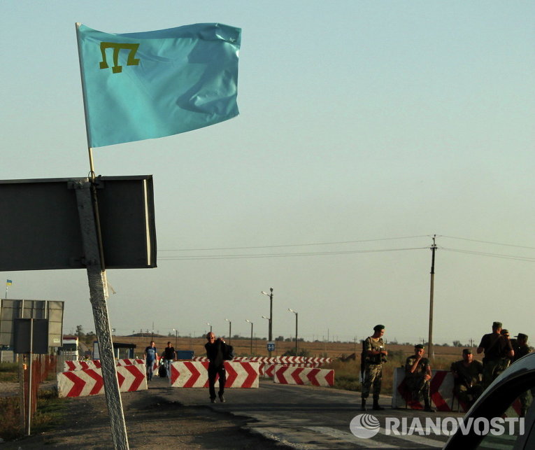 Пассажиры из Крыма идут к ожидающему их автобусу