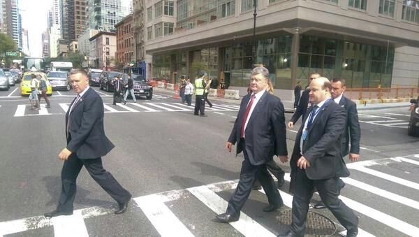 Петр Порошенко идет по улицам Нью-Йорка в дни проведения Генеральной ассамблеи ООН