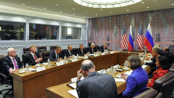 Президент России Владимир Путин (в центре), министр иностранных дел РФ Сергей Лавров (слева) и госсекретарь США Джон Керри (справа) беседуют после встречи с президентом США Бараком Обамой
