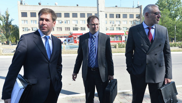 Адвокаты Надежды Савченко Илья Новиков, Николай Полозов и Марк Фейгин (слева направо)