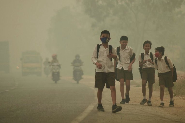 Смог из-за лесных пожаров в Индонезии.