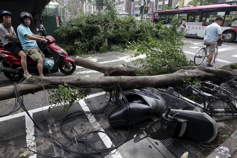 Последствия тайфуна на Тайване.