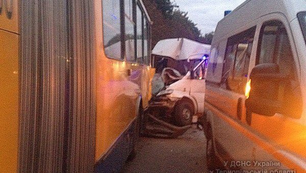 В столкновении троллейбуса и микроавтобуса погиб человек в Тернополе