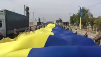 На админгранице с Крымом развернули гигантский флаг Украины. Видео