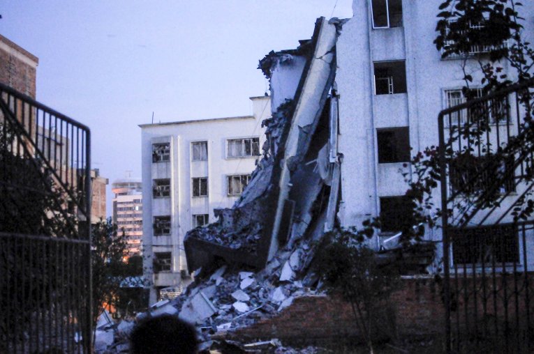 В китайском городе Лючжоу прогремели 13 взрывов. Началась паника, десятки домов оказались разрушены, многие люди ранены осколками.